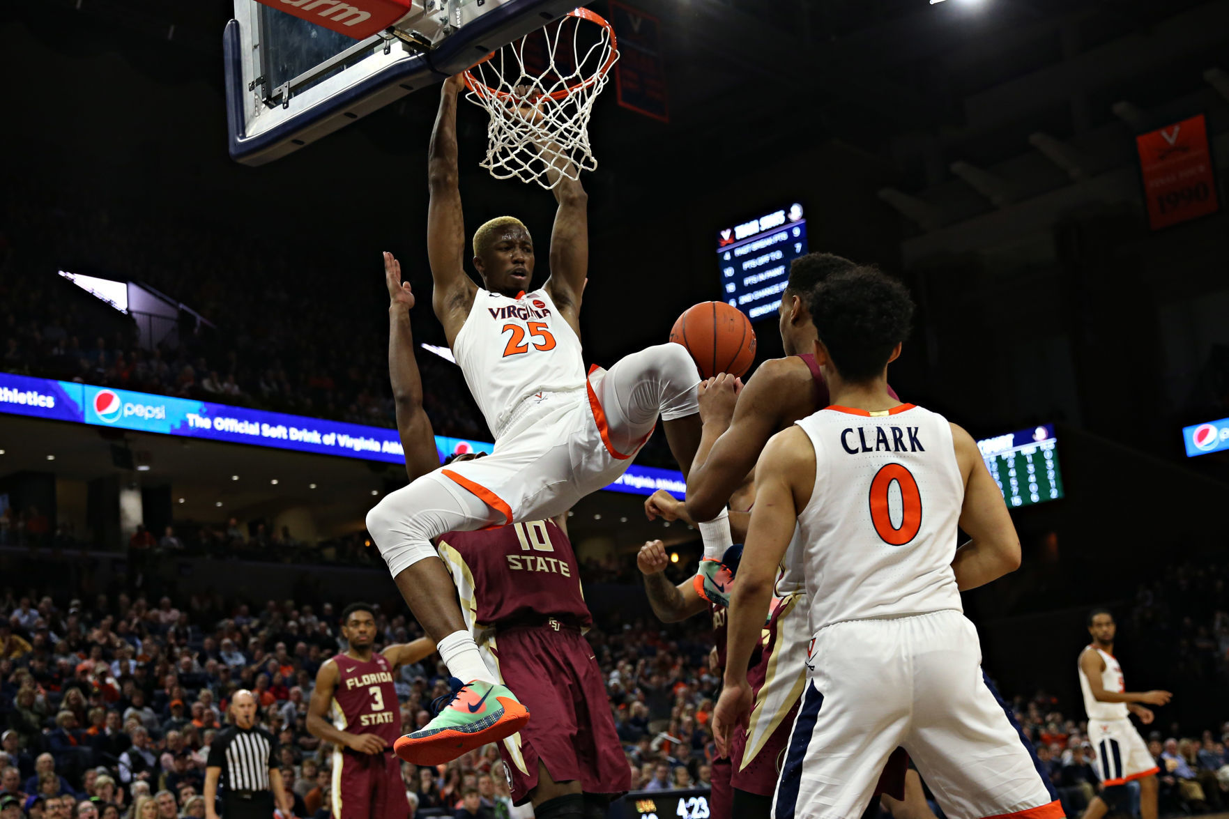 20200128_cdp_sports_uvahoops043.JPG